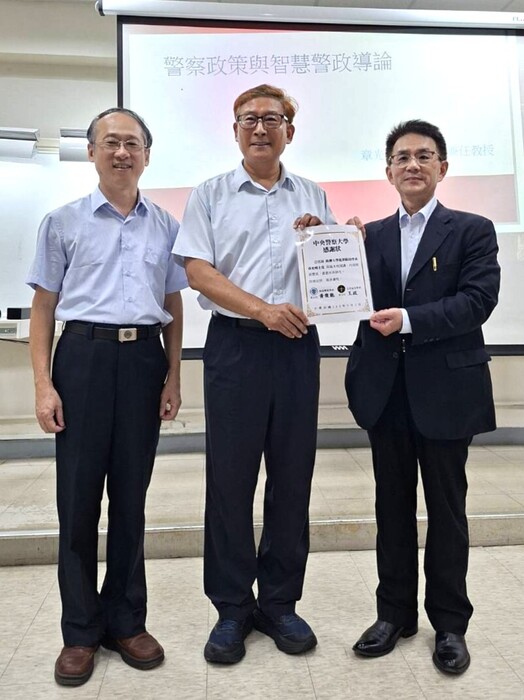 兩系主任(左：安全系王政主任；右：保安系黃俊能主任)致贈感謝狀
