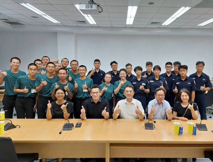 師生座談會後合照