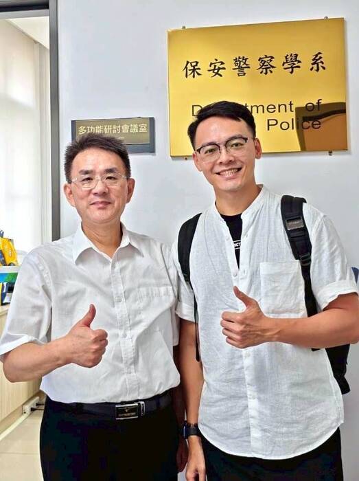 主任與校友合影留念