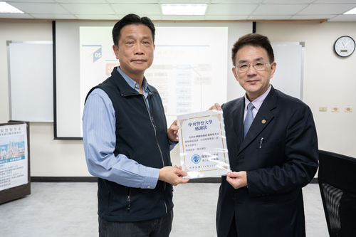 蘇督察演講後頒感謝狀