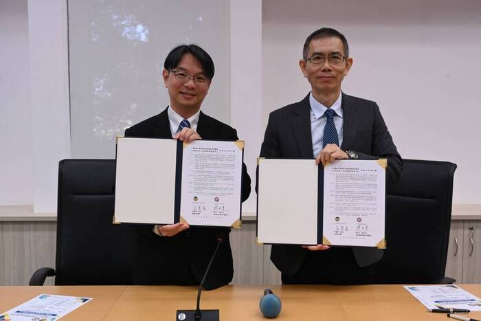 本校吳院長(右)與中研院詹執行長手持MOU合影