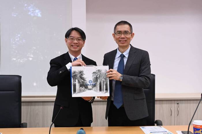 中研院詹執行長致贈紀念品