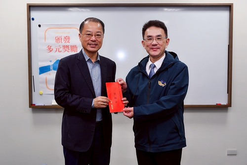 校長頒發多元獎勵金予本系黃俊能主任