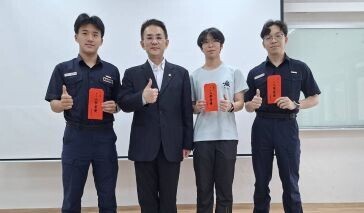 主任與大二獲獎學生合影