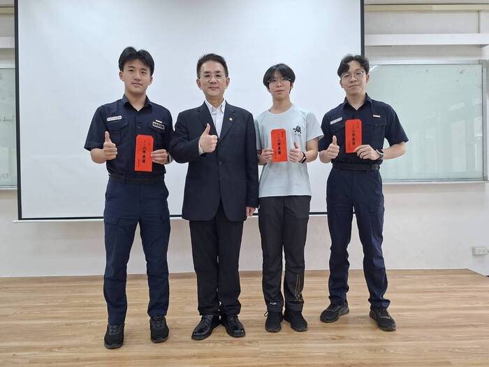 931獲獎學生3人與黃主任合影