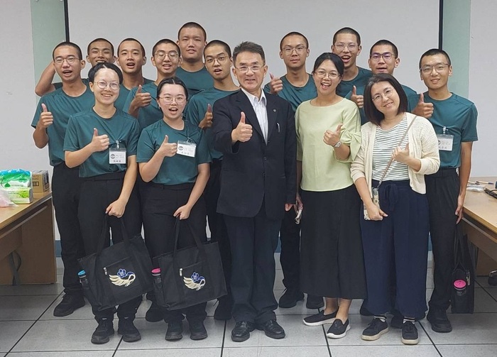 本系教師與941新生合影