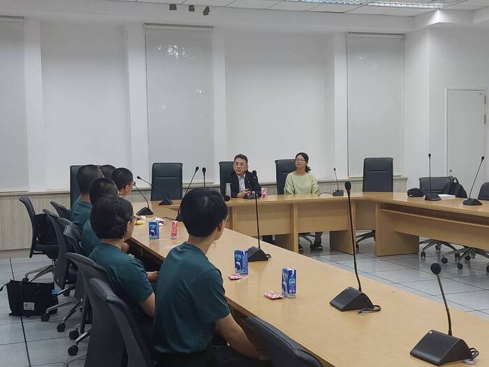 黃主任與新生談話