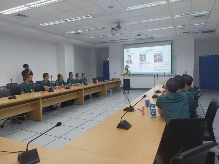 導師葉老師與新生互動